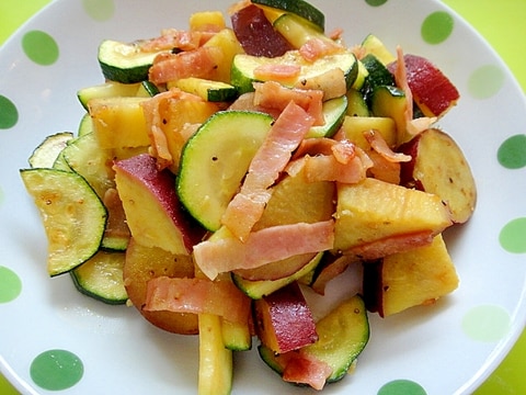 さつまいもとズッキーニベーコンのコンソメ炒め